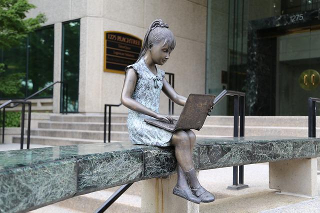 socha dívky s laptopem